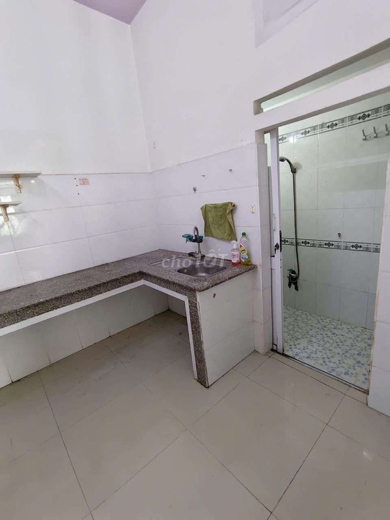 The Master of Main House is rented 4 meters, 6/5 x9 a floor, 3 bedrooms 2 toilets