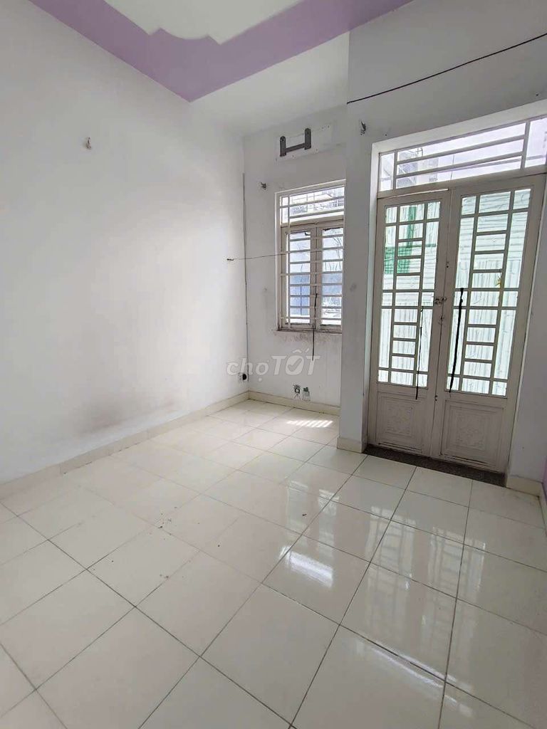 The Master of Main House is rented 4 meters, 6/5 x9 a floor, 3 bedrooms 2 toilets