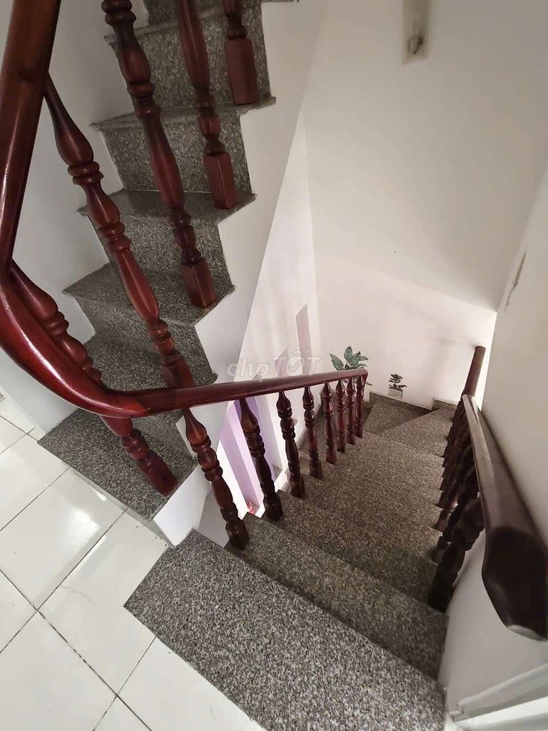 The Master of Main House is rented 4 meters, 6/5 x9 a floor, 3 bedrooms 2 toilets