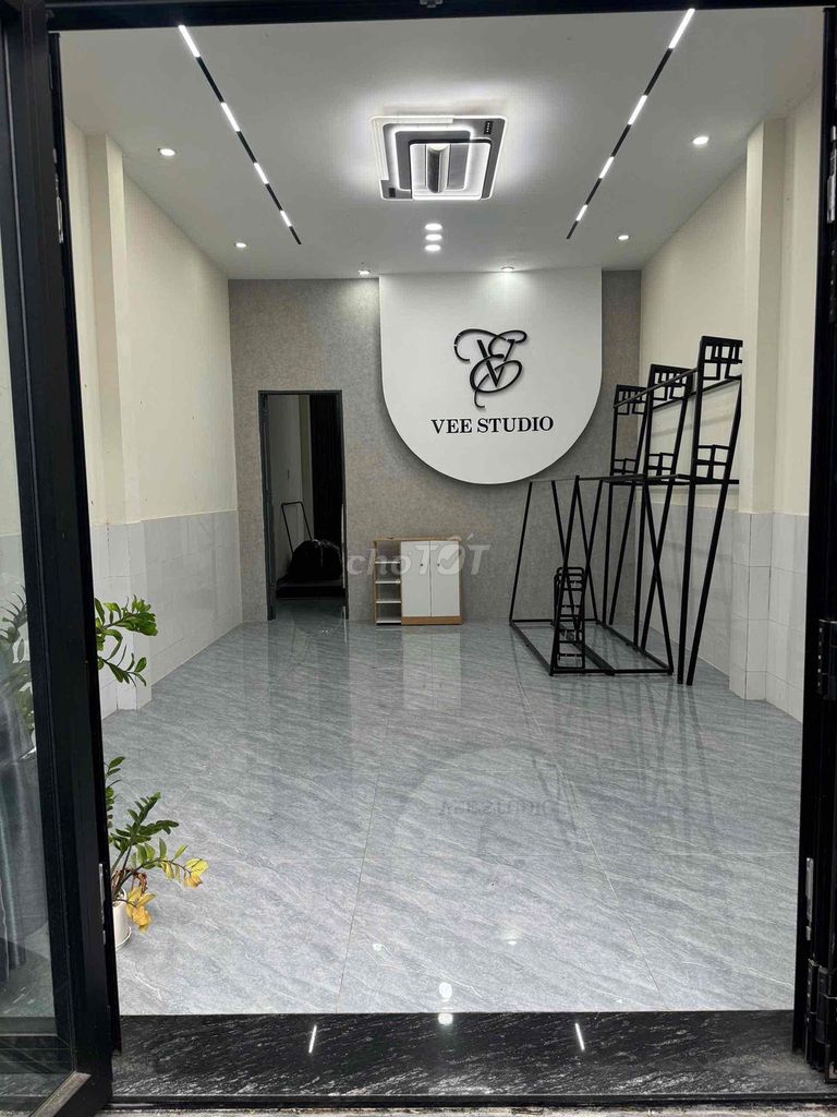 Rent 1050 on92 Quang Trung. 4x20 meters. Two stories. Three bedrooms. Three toilets. It's worth 16 million.