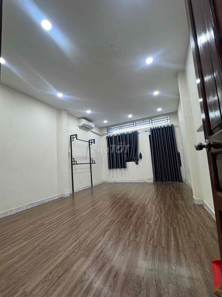 Rent 1050 on92 Quang Trung. 4x20 meters. Two stories. Three bedrooms. Three toilets. It's worth 16 million.