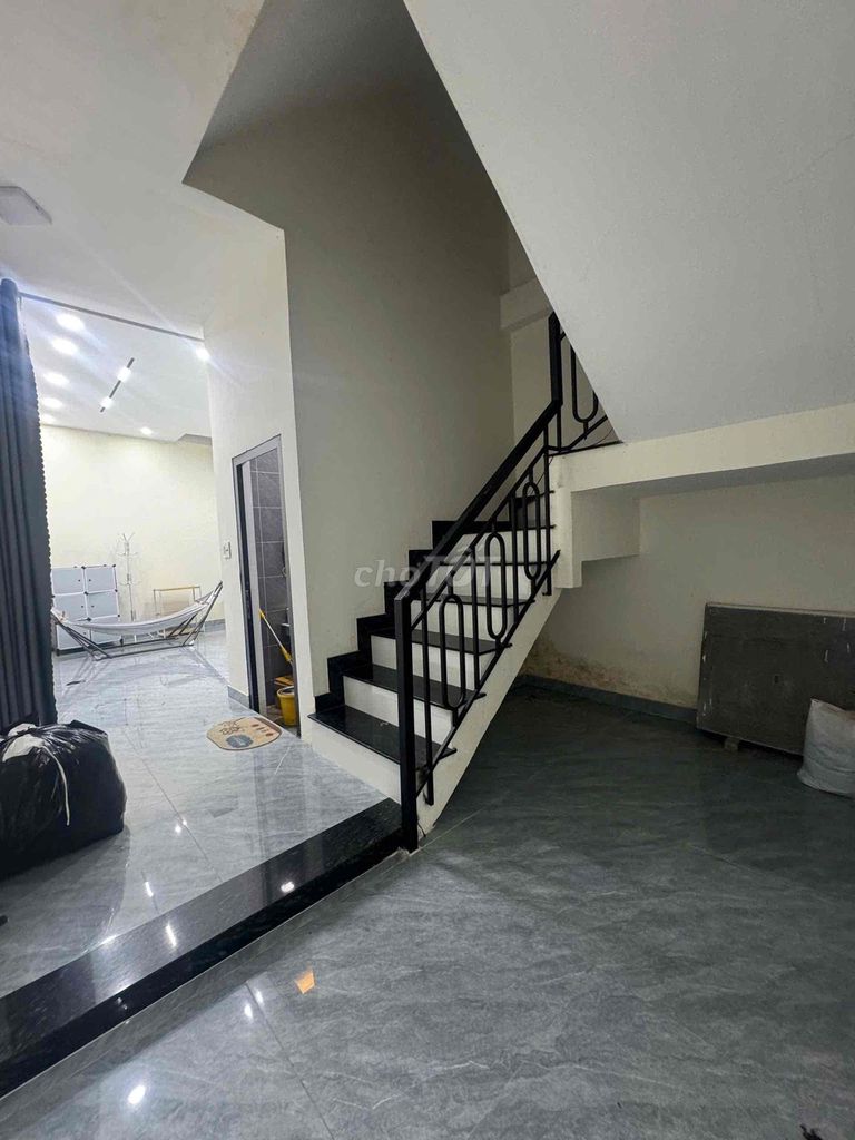 Rent 1050 on92 Quang Trung. 4x20 meters. Two stories. Three bedrooms. Three toilets. It's worth 16 million.