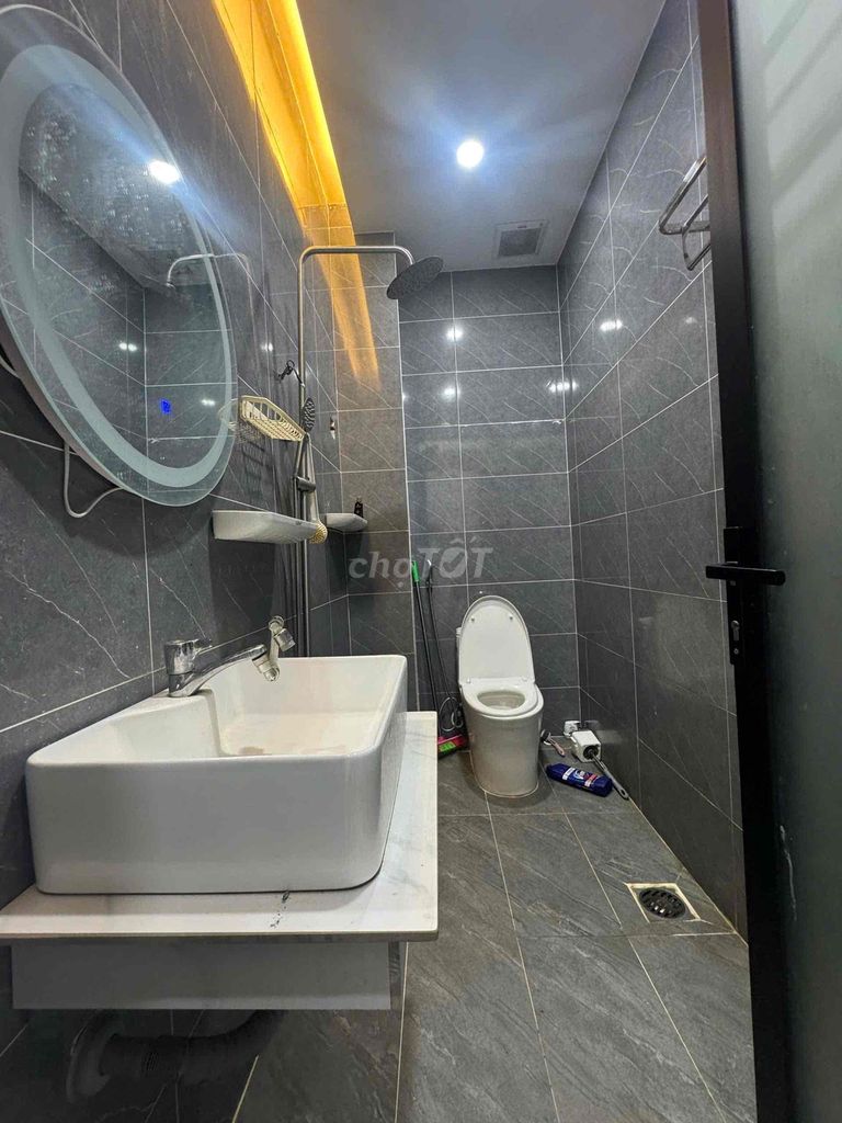 Rent 1050 on92 Quang Trung. 4x20 meters. Two stories. Three bedrooms. Three toilets. It's worth 16 million.