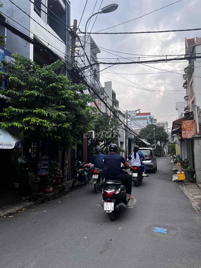 Rent 1050 on92 Quang Trung. 4x20 meters. Two stories. Three bedrooms. Three toilets. It's worth 16 million.