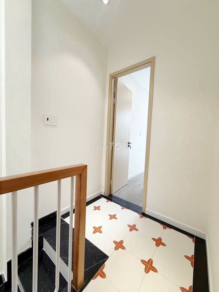 Renting a 7-story, two-story, two-story, full-in-the-stalwork spa house, right in the market.