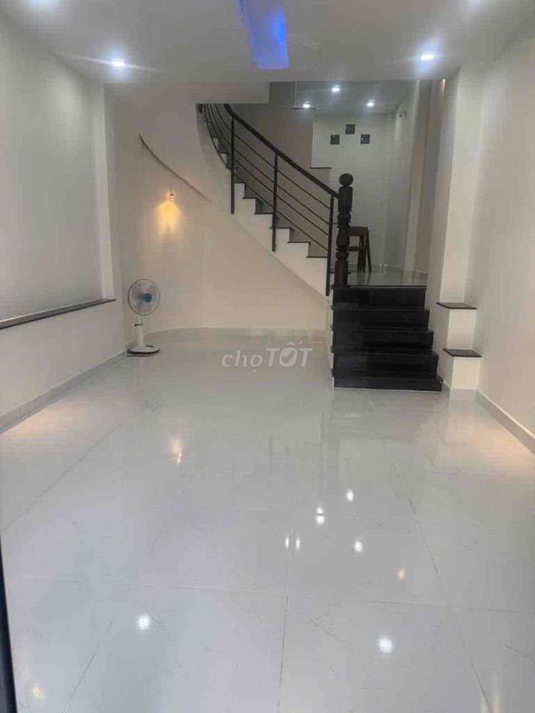 The square root of 4 Số Lý Phục Man Front Room P.Bình Thuận District 7