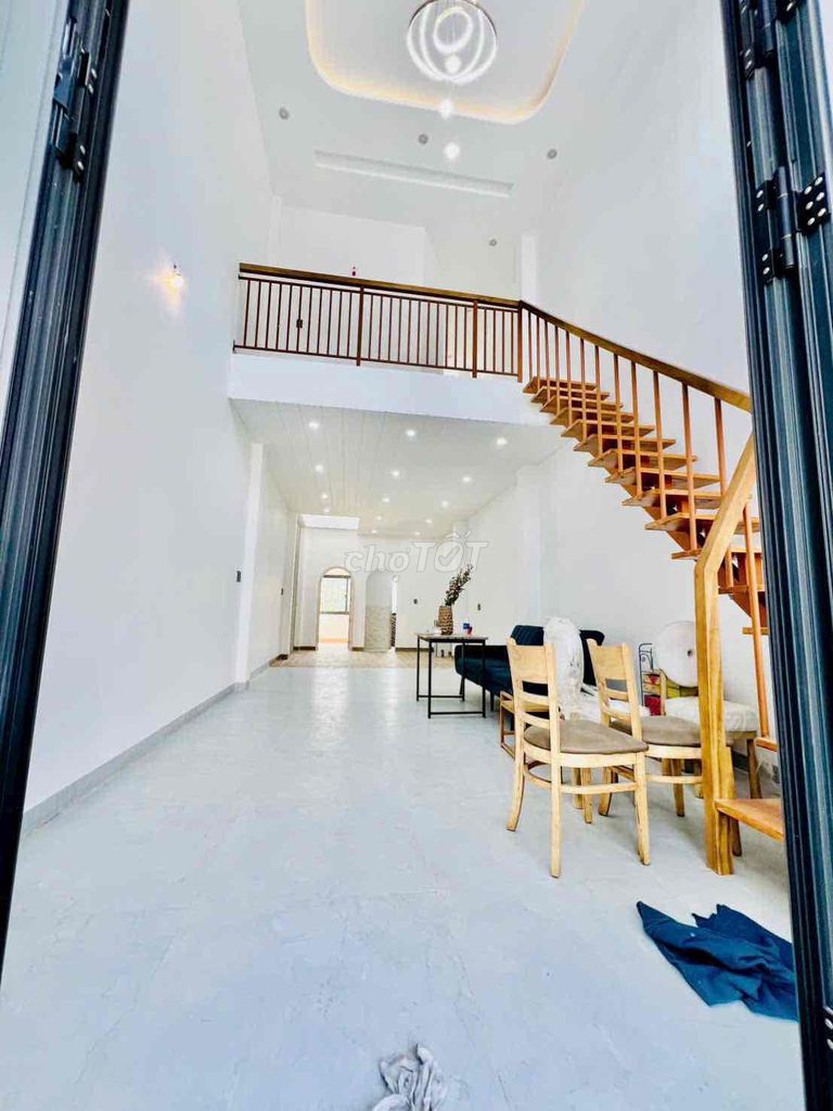 We'll rent a clean house, 140 feet per inch. One bathroom, three bedrooms, two parking lot.