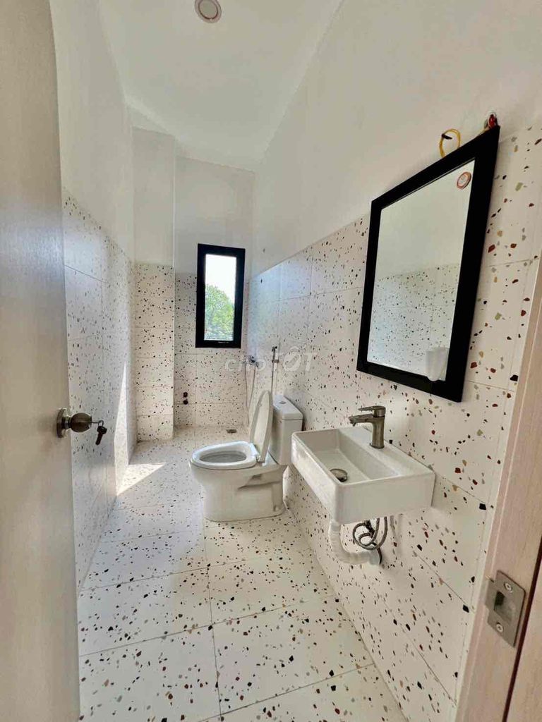 We'll rent a clean house, 140 feet per inch. One bathroom, three bedrooms, two parking lot.