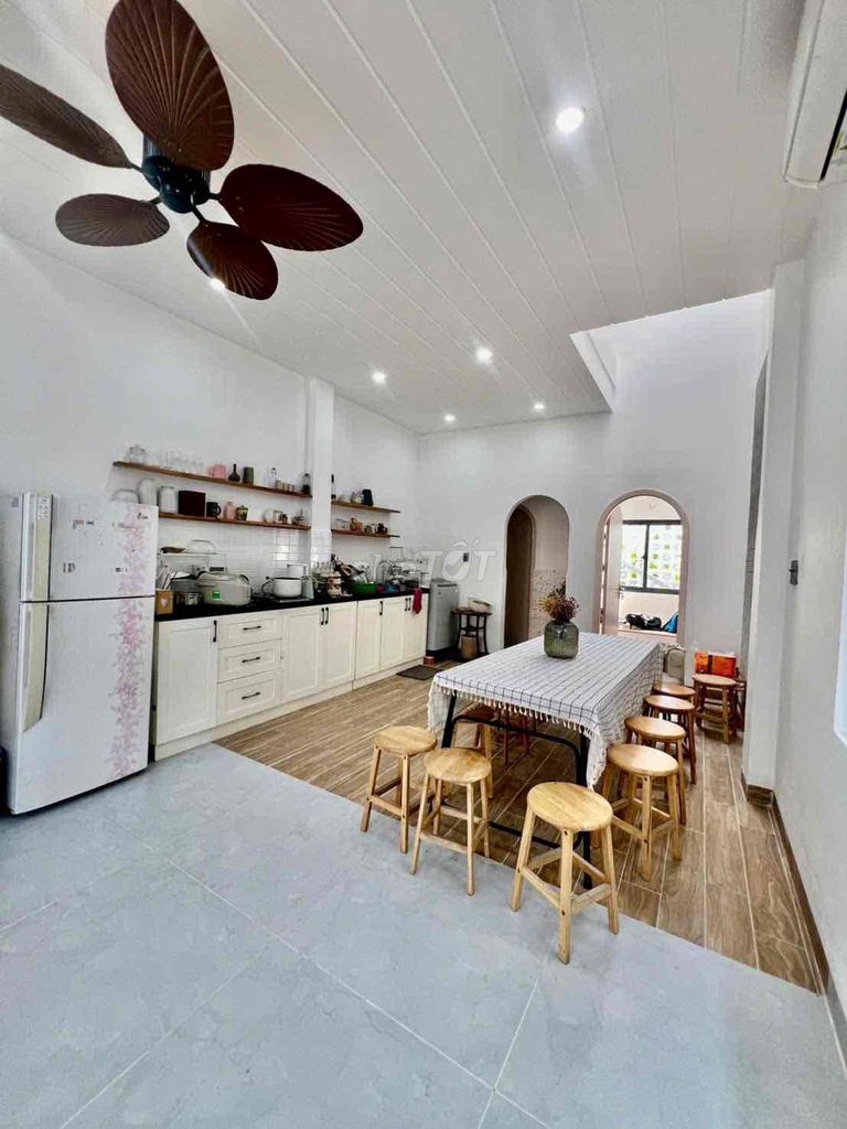 We'll rent a clean house, 140 feet per inch. One bathroom, three bedrooms, two parking lot.