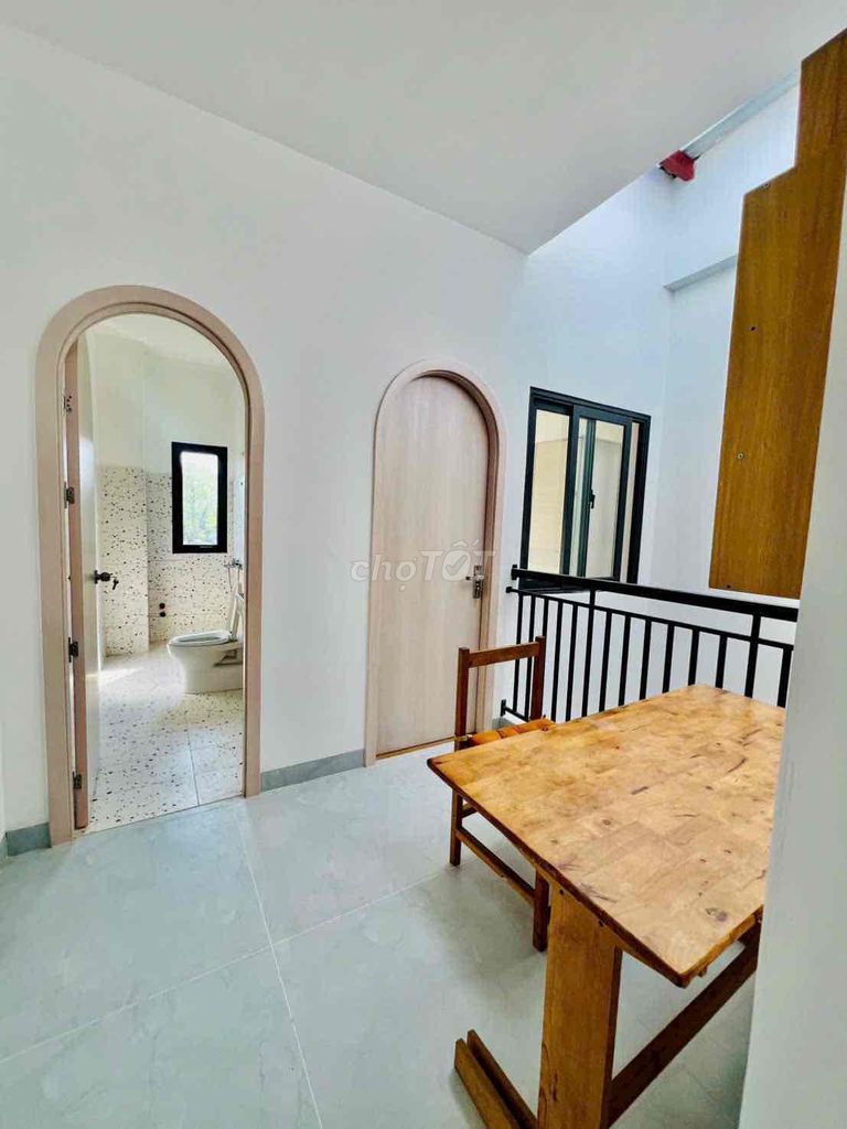 We'll rent a clean house, 140 feet per inch. One bathroom, three bedrooms, two parking lot.