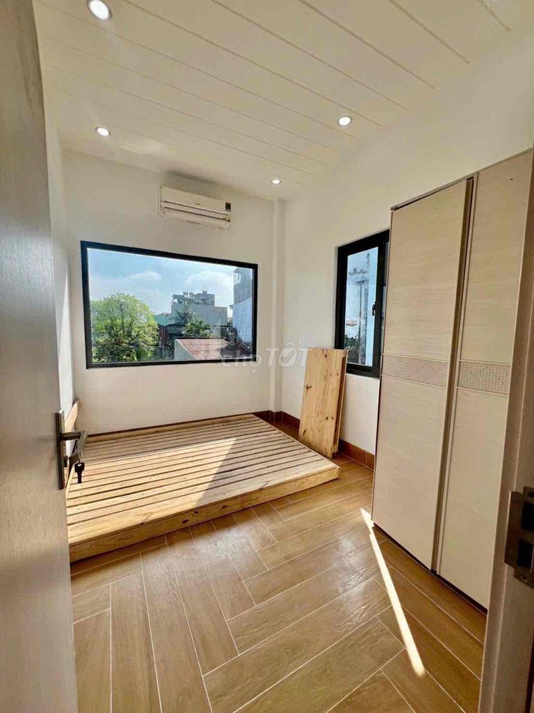 We'll rent a clean house, 140 feet per inch. One bathroom, three bedrooms, two parking lot.