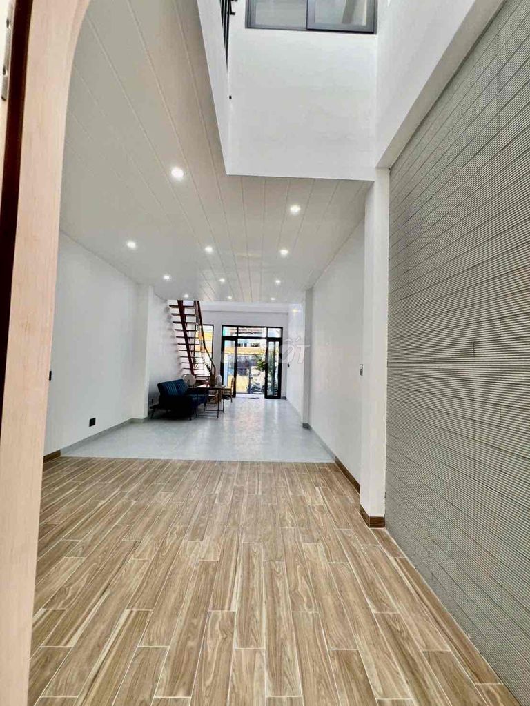 We'll rent a clean house, 140 feet per inch. One bathroom, three bedrooms, two parking lot.