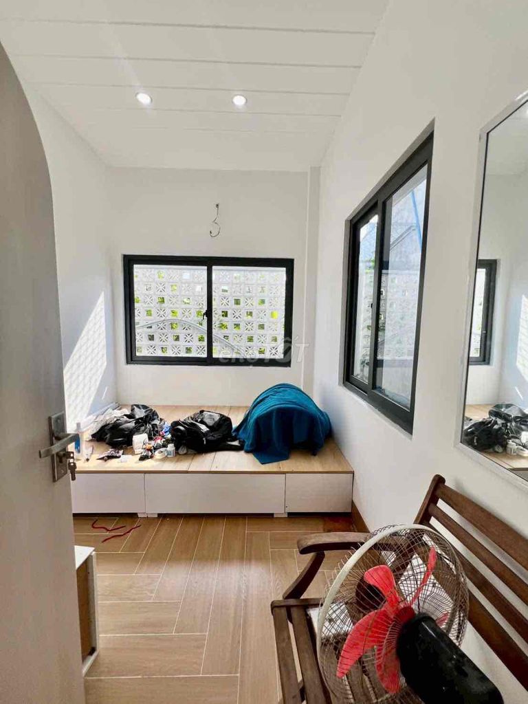 We'll rent a clean house, 140 feet per inch. One bathroom, three bedrooms, two parking lot.