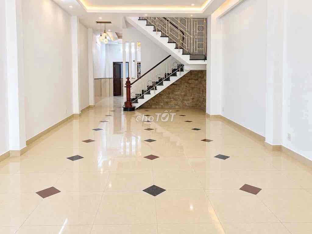 The shower pool 4 stories away from the 100 M -5 rooms - 22 million