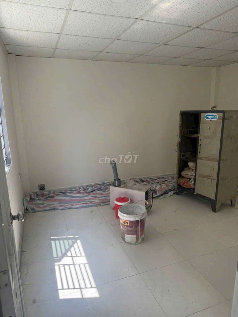 The nice, low-priced apartment in the center of District 9 is suitable for family.