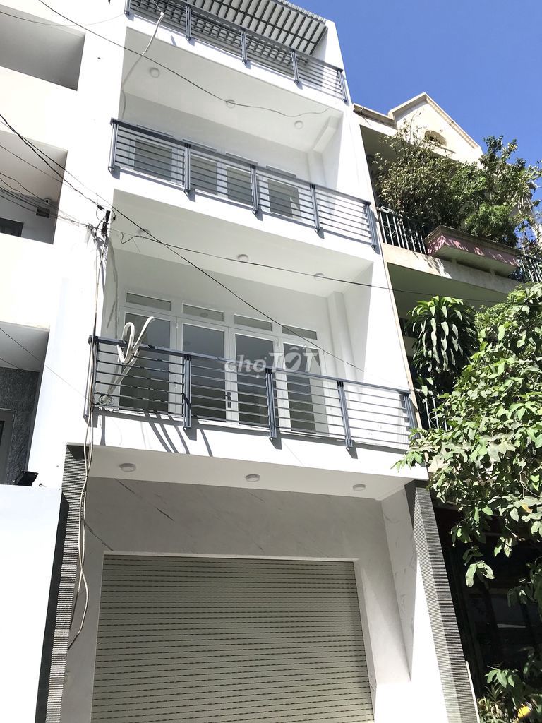 Rendez's employer rents the entire Tô Hiến Thành, 770 13, District 10