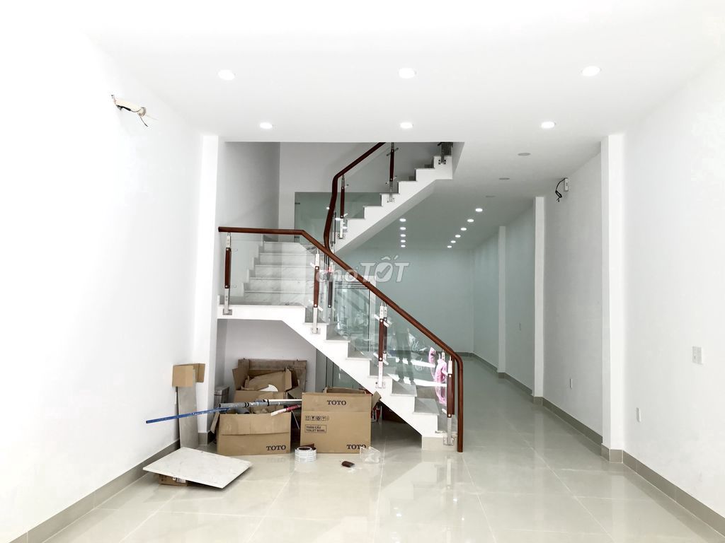 Rendez's employer rents the entire Tô Hiến Thành, 770 13, District 10
