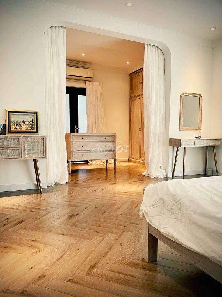 Rent a Nguyễn Văn Hưởng high-level mansion-- District 2.
