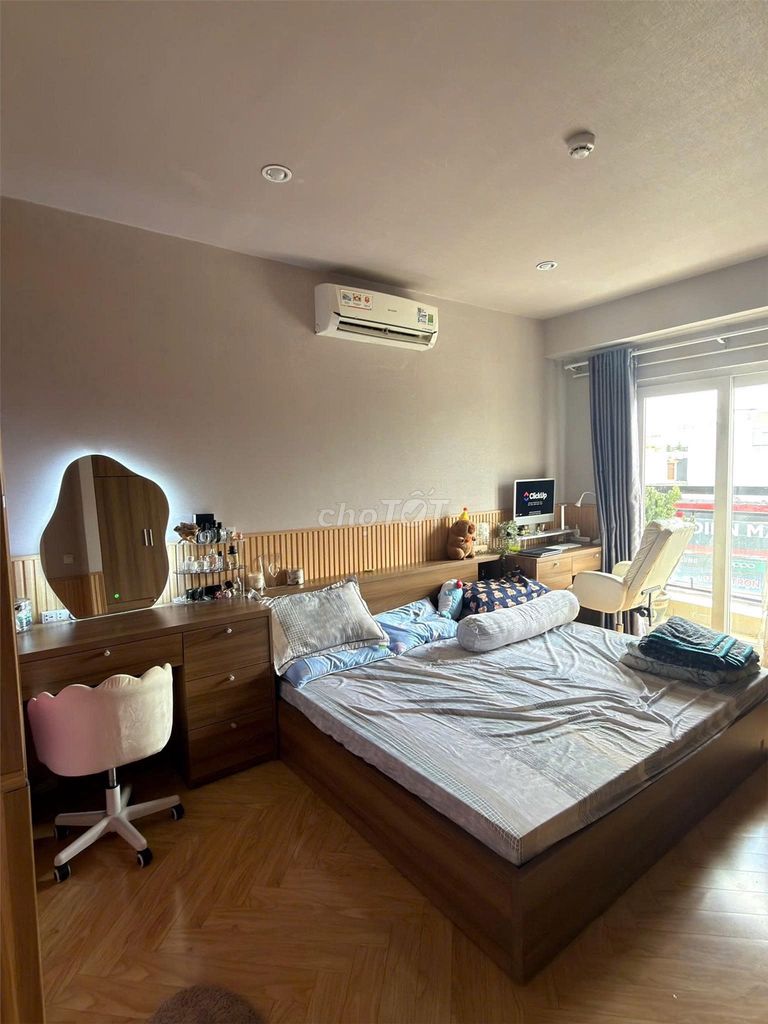 Renting apartments, 11th and 120 meters, 3 bedrooms, 15 million.