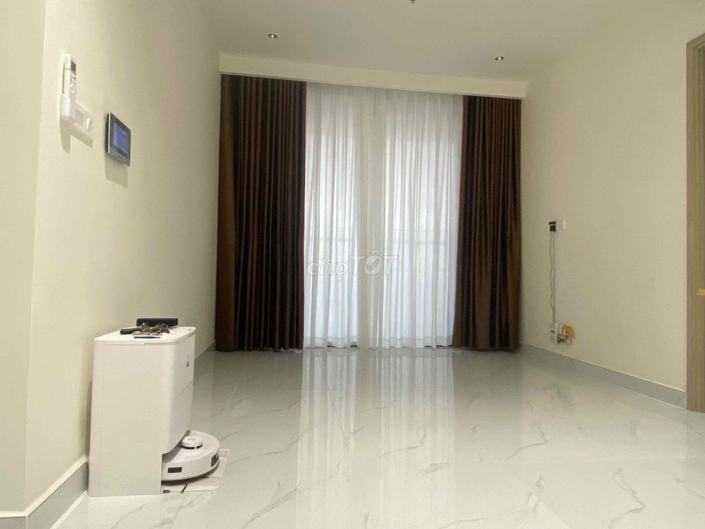 Two bedrooms. Two toilets. The interior corner. Three refrigerators.