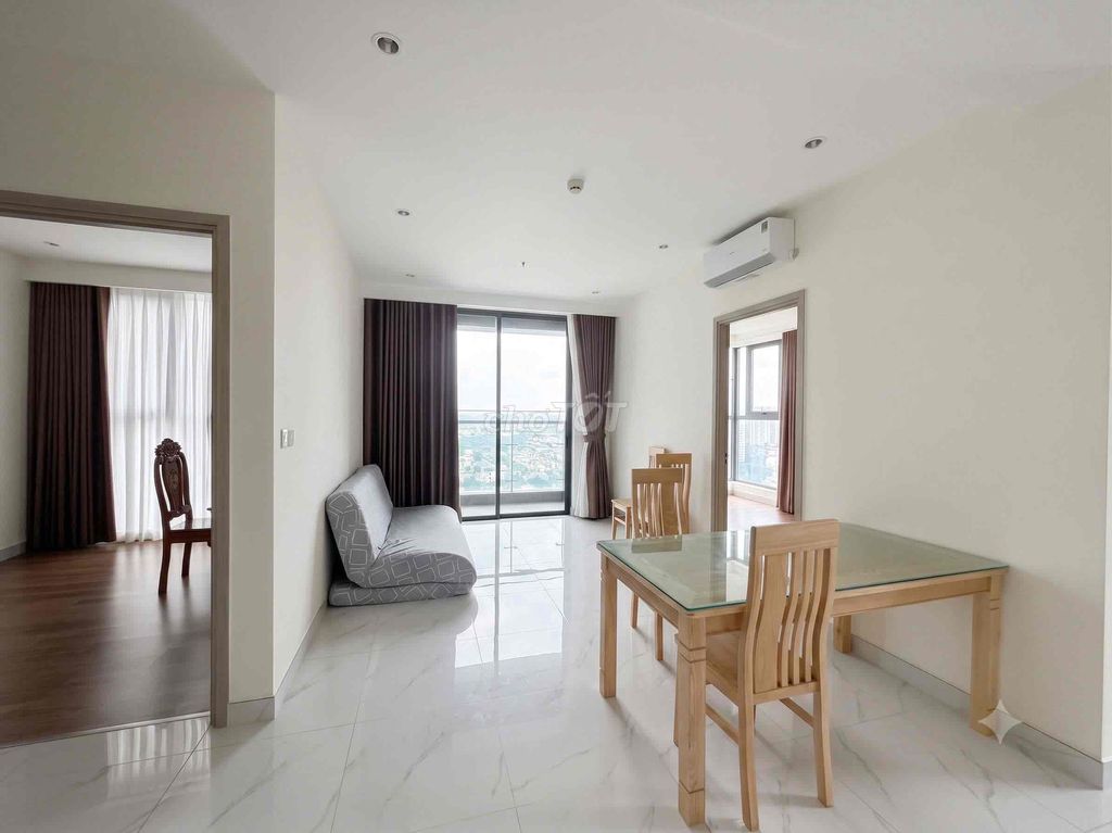 Two bedrooms. Two toilets. The interior corner. Three refrigerators.