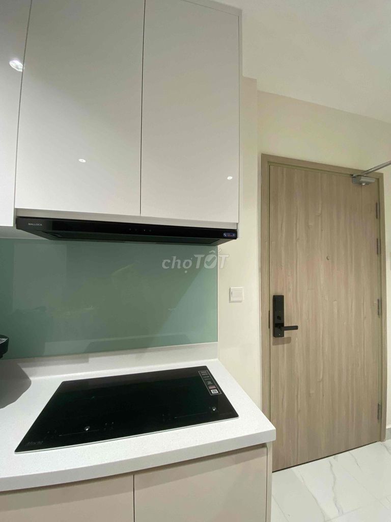 Two bedrooms. Two toilets. The interior corner. Three refrigerators.