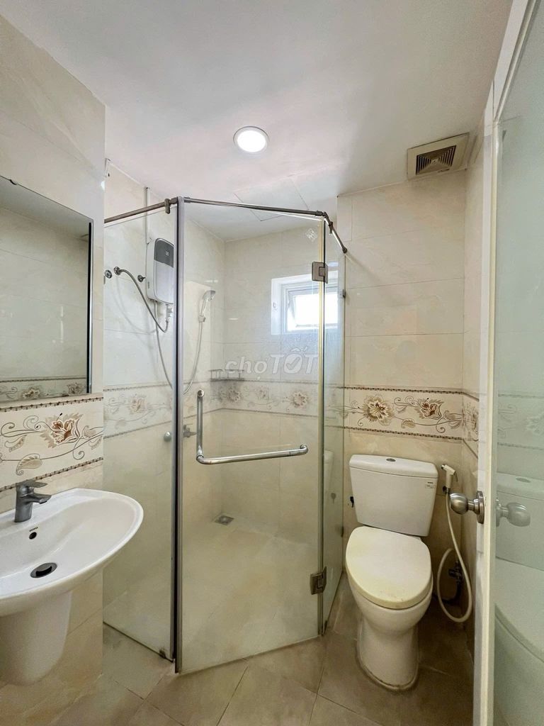The Oriental House 685 Âu Cơ rents three bedrooms, no furniture for 13 million and a half.