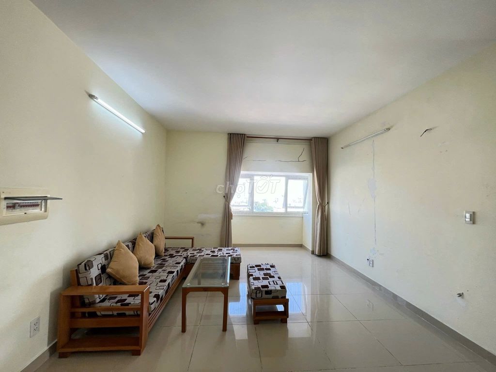 The Oriental House 685 Âu Cơ rents three bedrooms, no furniture for 13 million and a half.