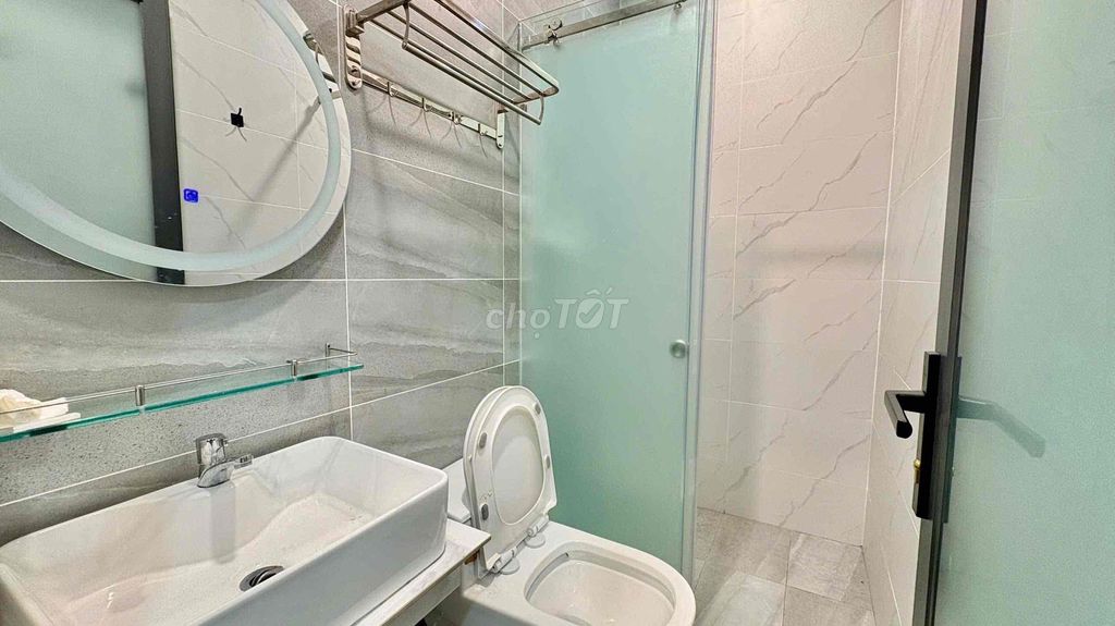 Rent a two-foot-high-level balcony room in 4/4 people.