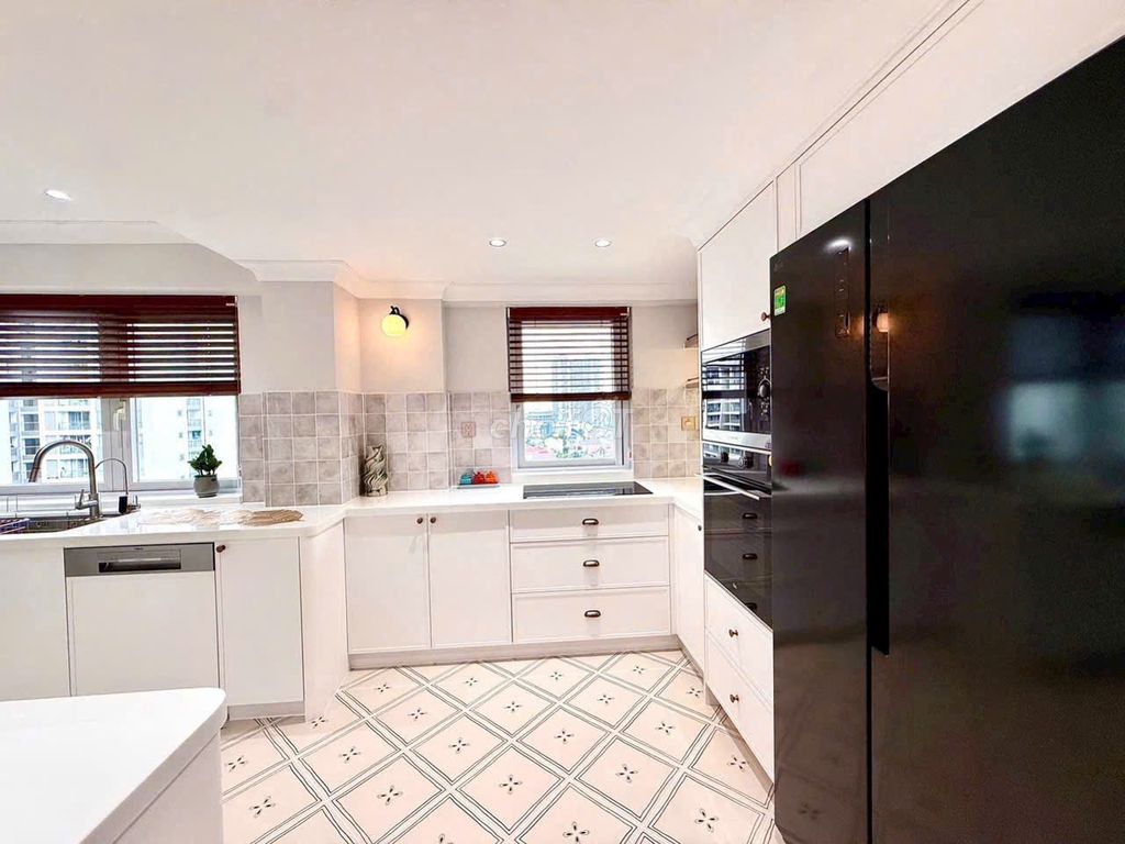 Rent US Bull Nguyễn Đức Cảnh four bedrooms. One room works three toilets.