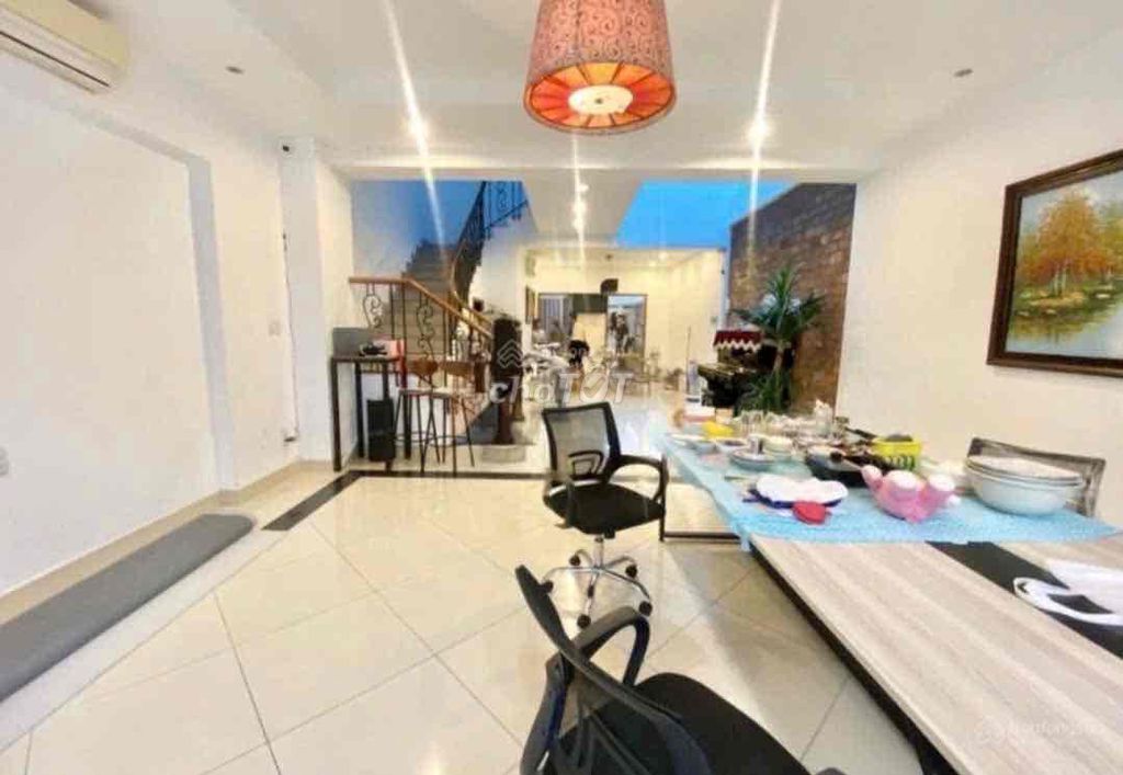 Rent a house near the power of the Big Market Machine, full interior