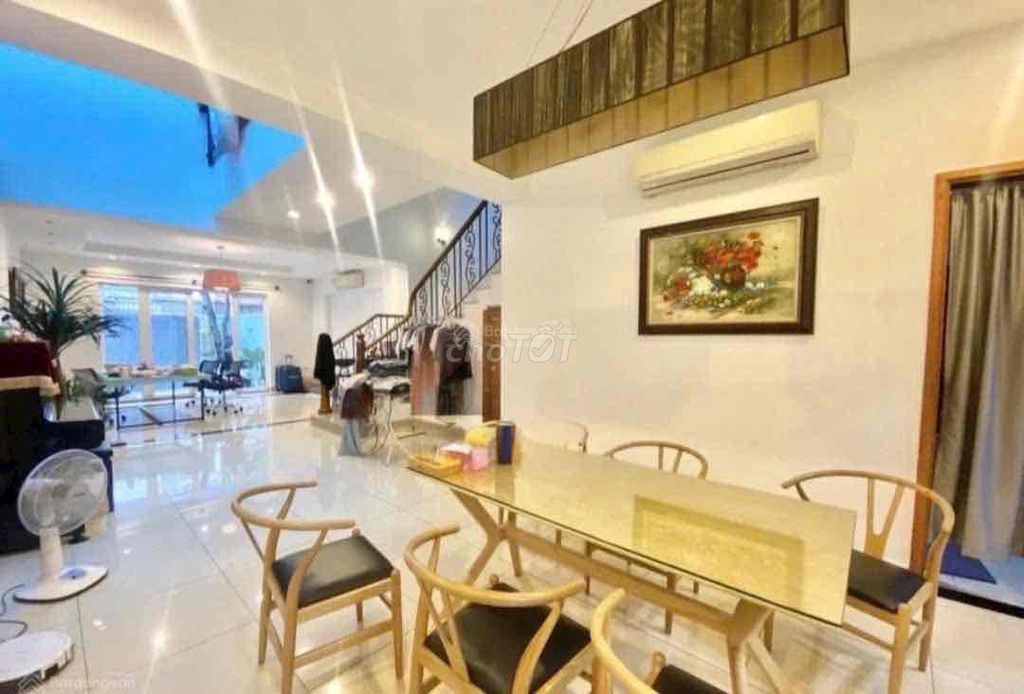 Rent a house near the power of the Big Market Machine, full interior