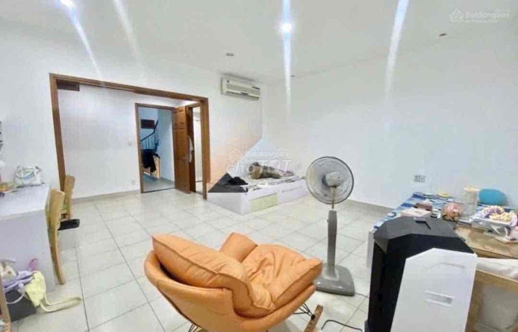 Rent a house near the power of the Big Market Machine, full interior