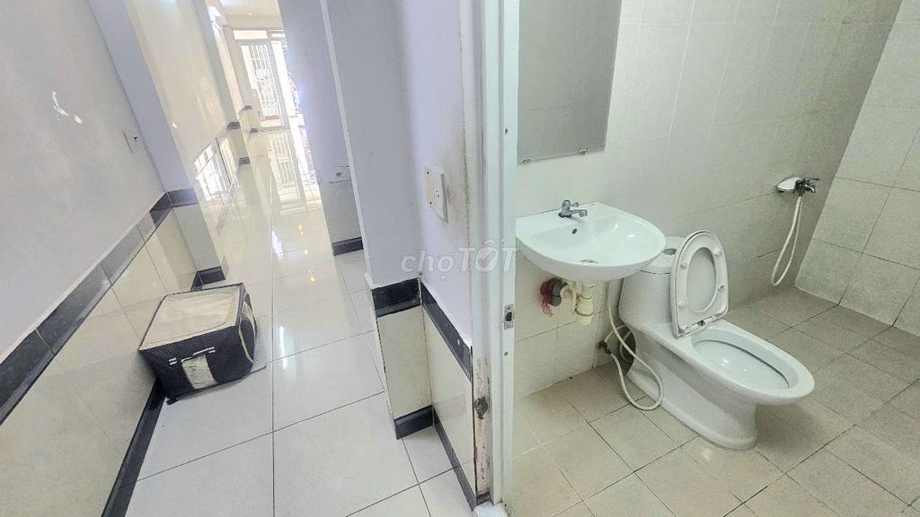 The truck front, 5 x 25, 305 a floor, 2 bedrooms 2 toilets