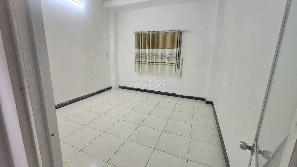 The truck front, 5 x 25, 305 a floor, 2 bedrooms 2 toilets