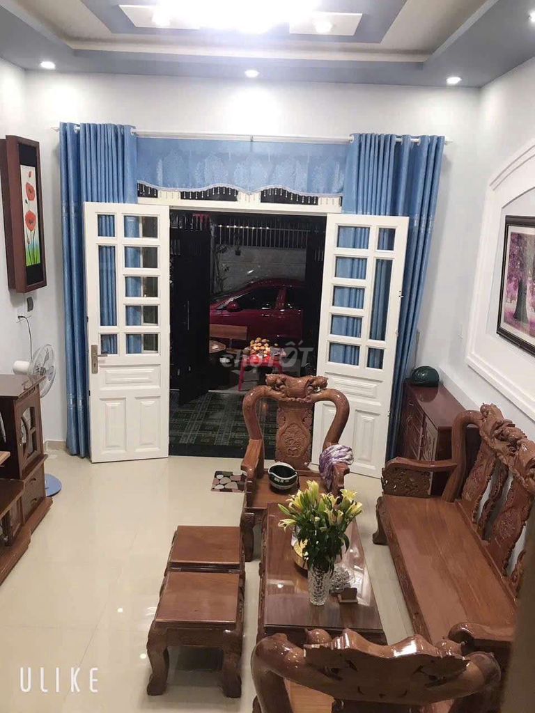 Two-story ground house near the Red Dragon Vase.