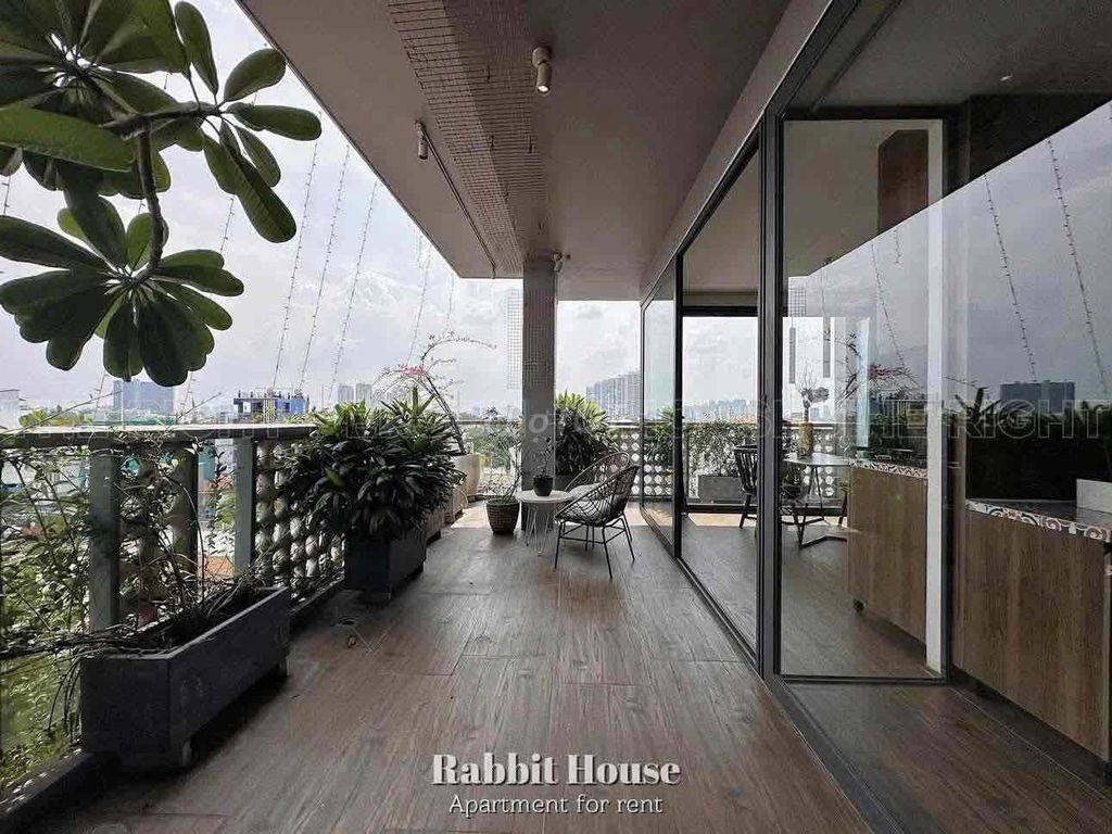The penhouse view is very good, isn't it right here at Lê Văn Sỹ?