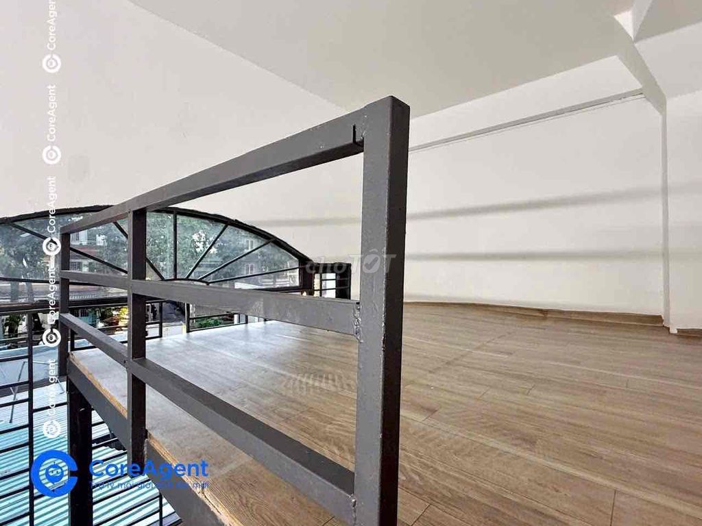 Where do we find a balcony with a sky window of 3 .8/ MONTHs?