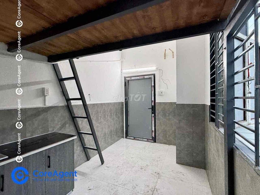 Where do we find a balcony with a sky window of 3 .8/ MONTHs?