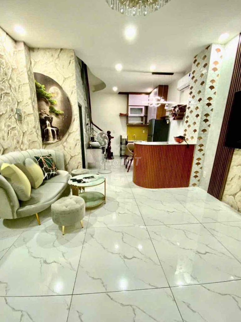 Renting a nice new house in front of the Duy Tân bread-room costs 15 million.