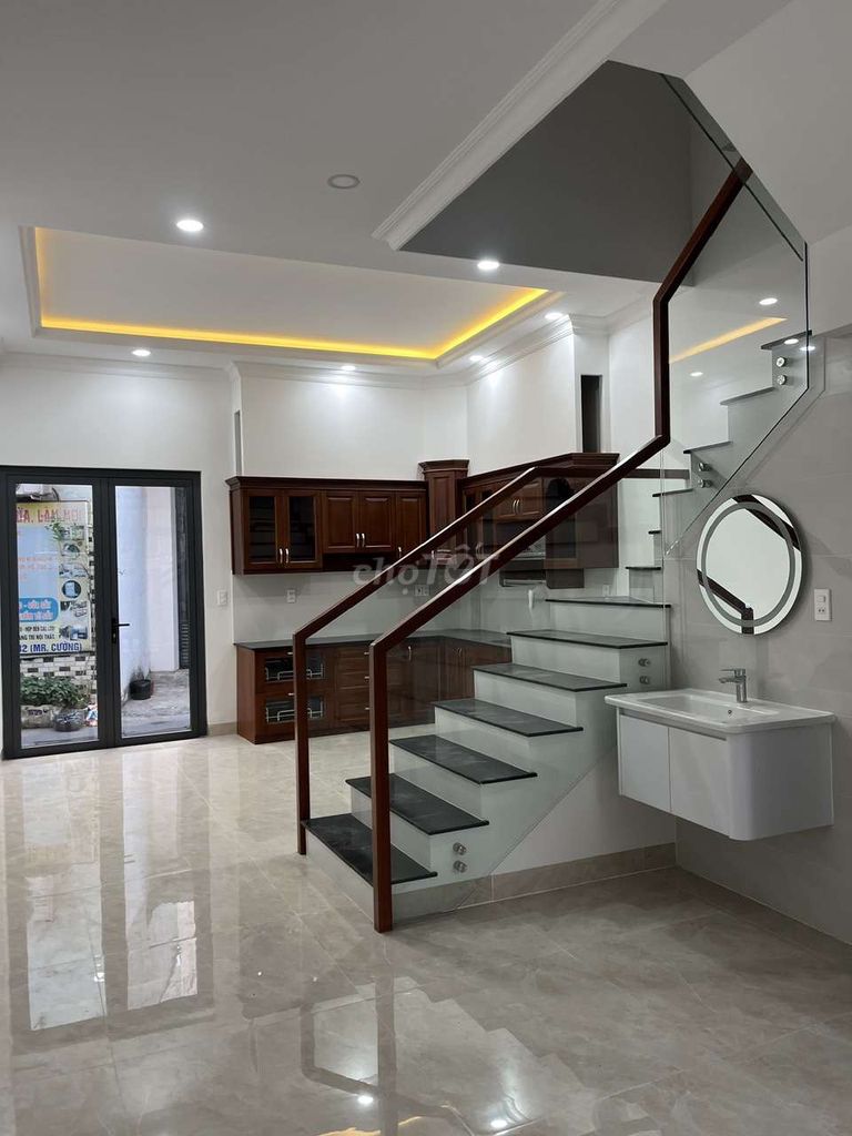 Rent a new three-story house. Two-sided road.