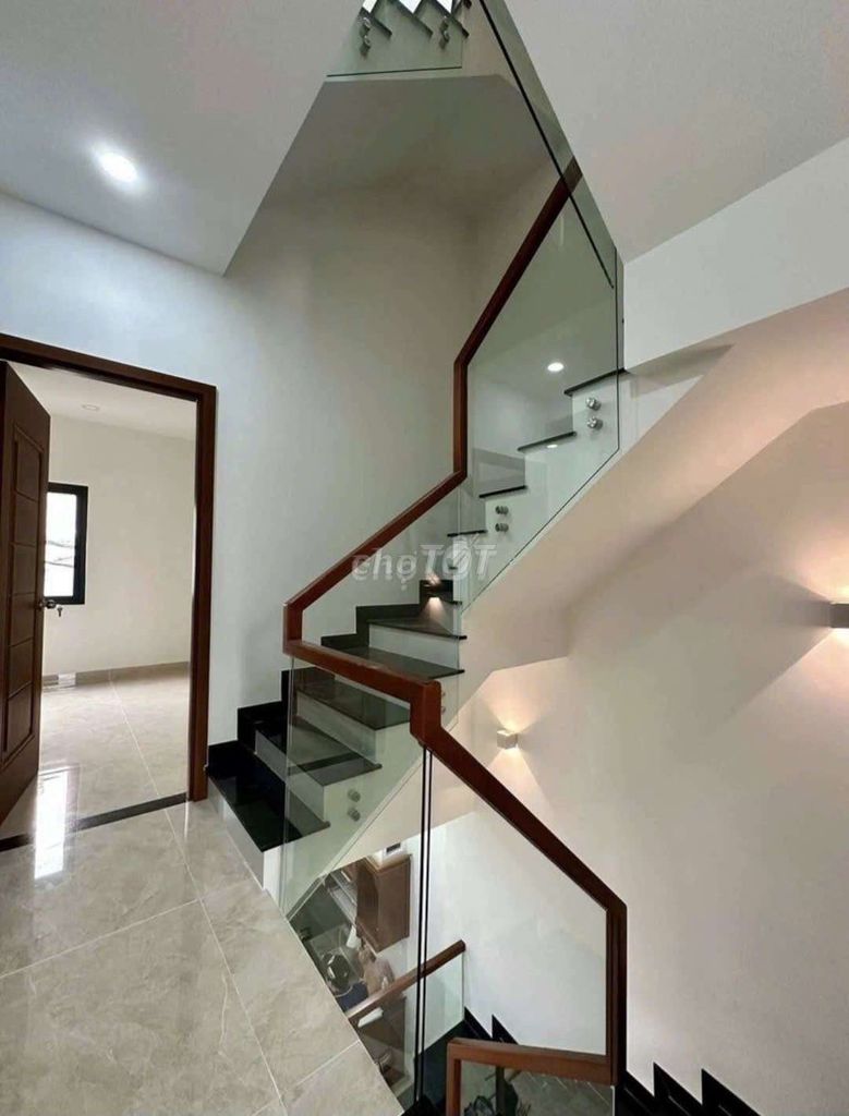 Rent a new three-story house. Two-sided road.