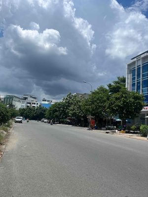 In front of Trần Lựu vaults, four stories of booming, 40-year-old.