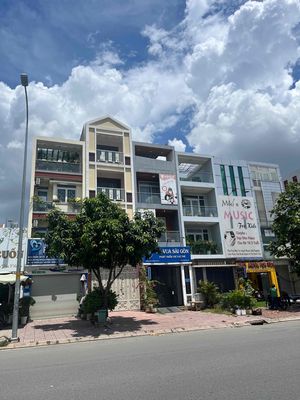 In front of Trần Lựu vaults, four stories of booming, 40-year-old.
