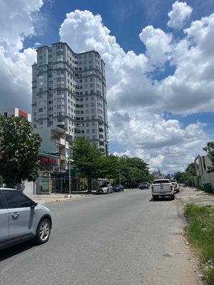 In front of Trần Lựu vaults, four stories of booming, 40-year-old.