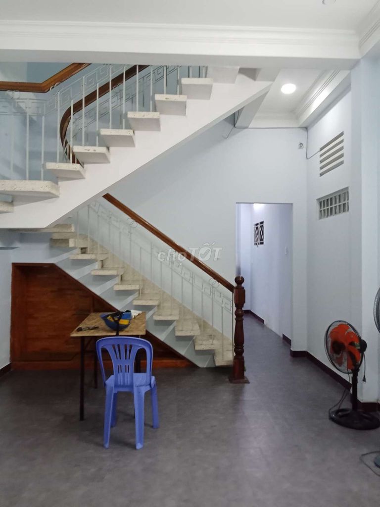 Renting an alleyway on Trần Bình Trọng.