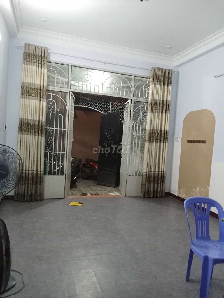 Renting an alleyway on Trần Bình Trọng.