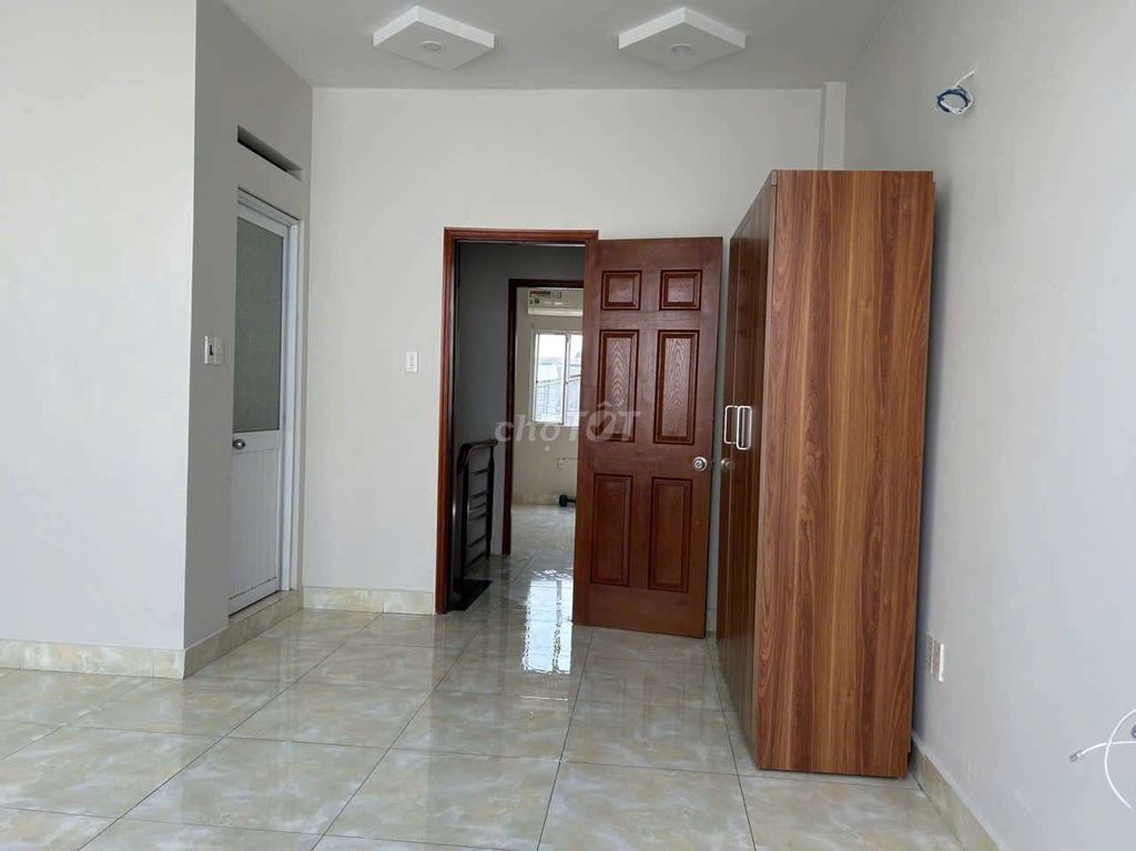 Nice new house. Two-story bedroom three tollet.
