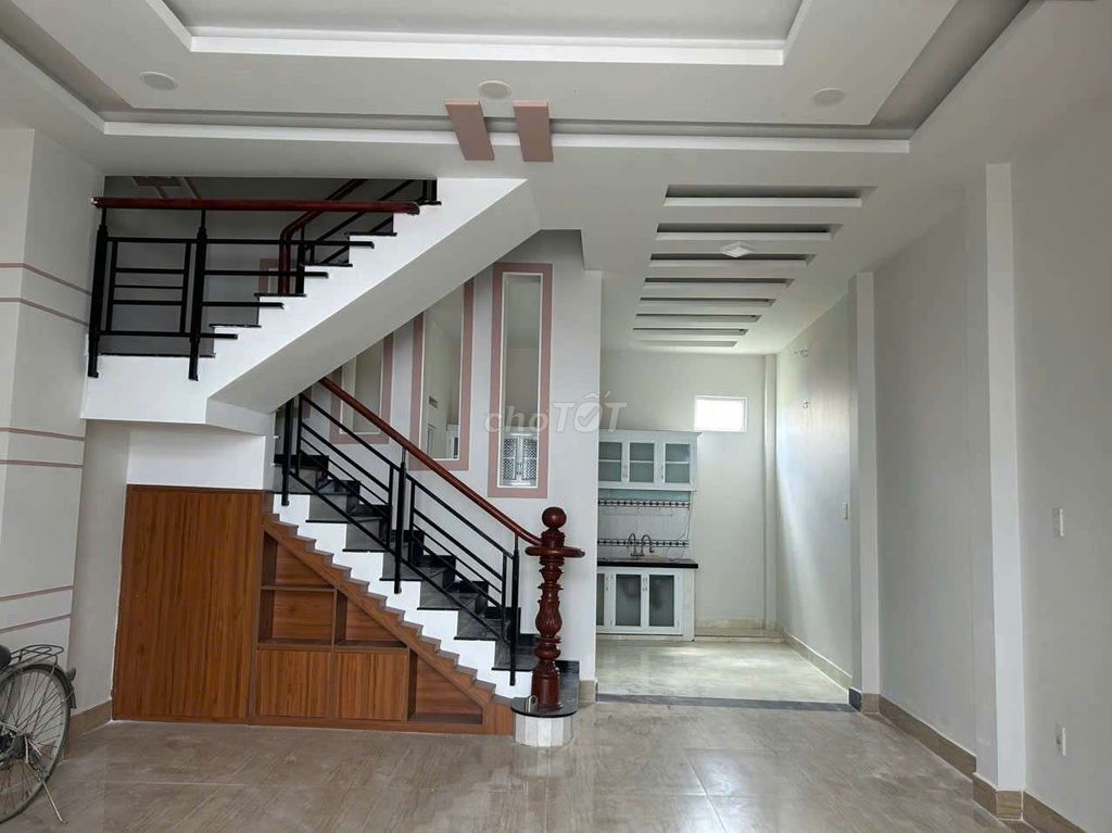 Nice new house. Two-story bedroom three tollet.