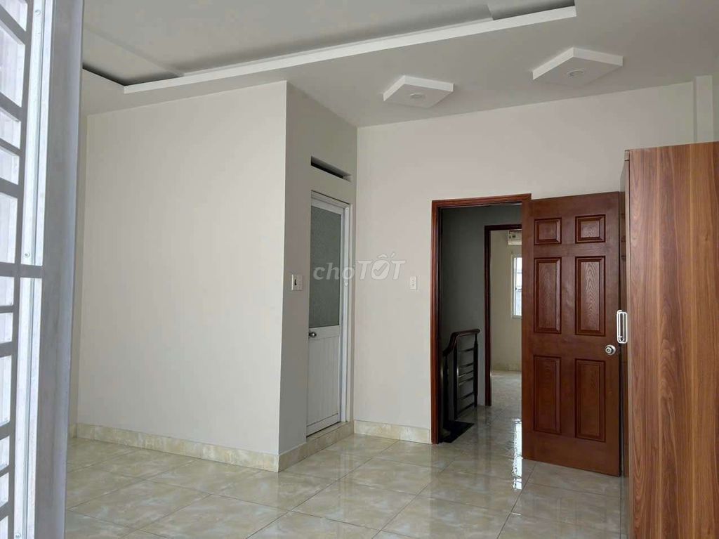 Nice new house. Two-story bedroom three tollet.